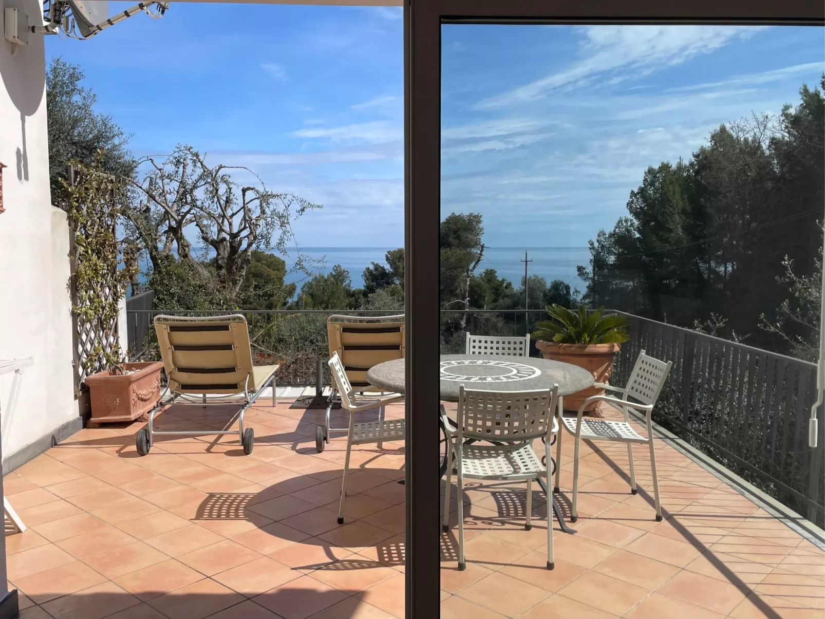 Junges Haus' Wohnung mit Wasserblick