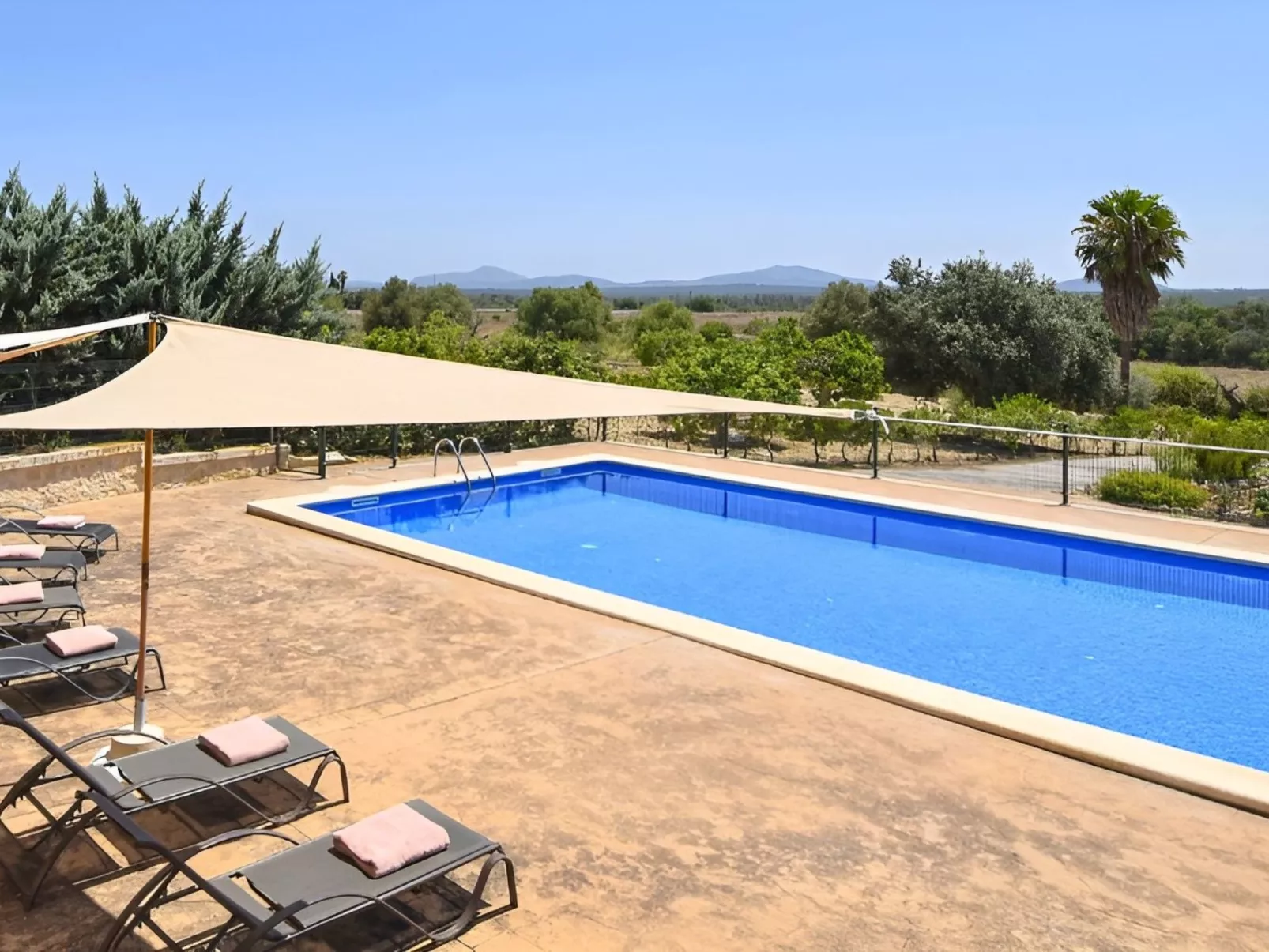 Finca mit großem eingezäunten Pool und Klimaanlage.