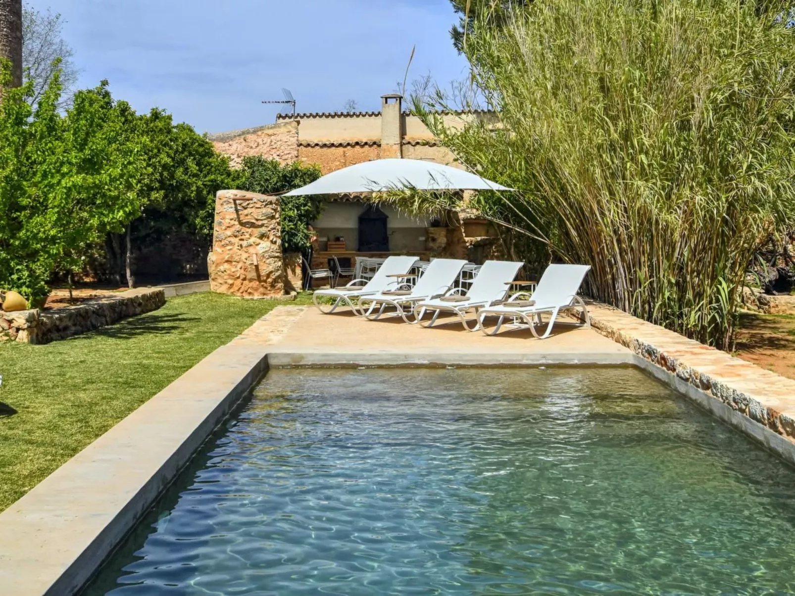 Luxuriöse Villa mit Pool und Klimaanlage für 8 Personen