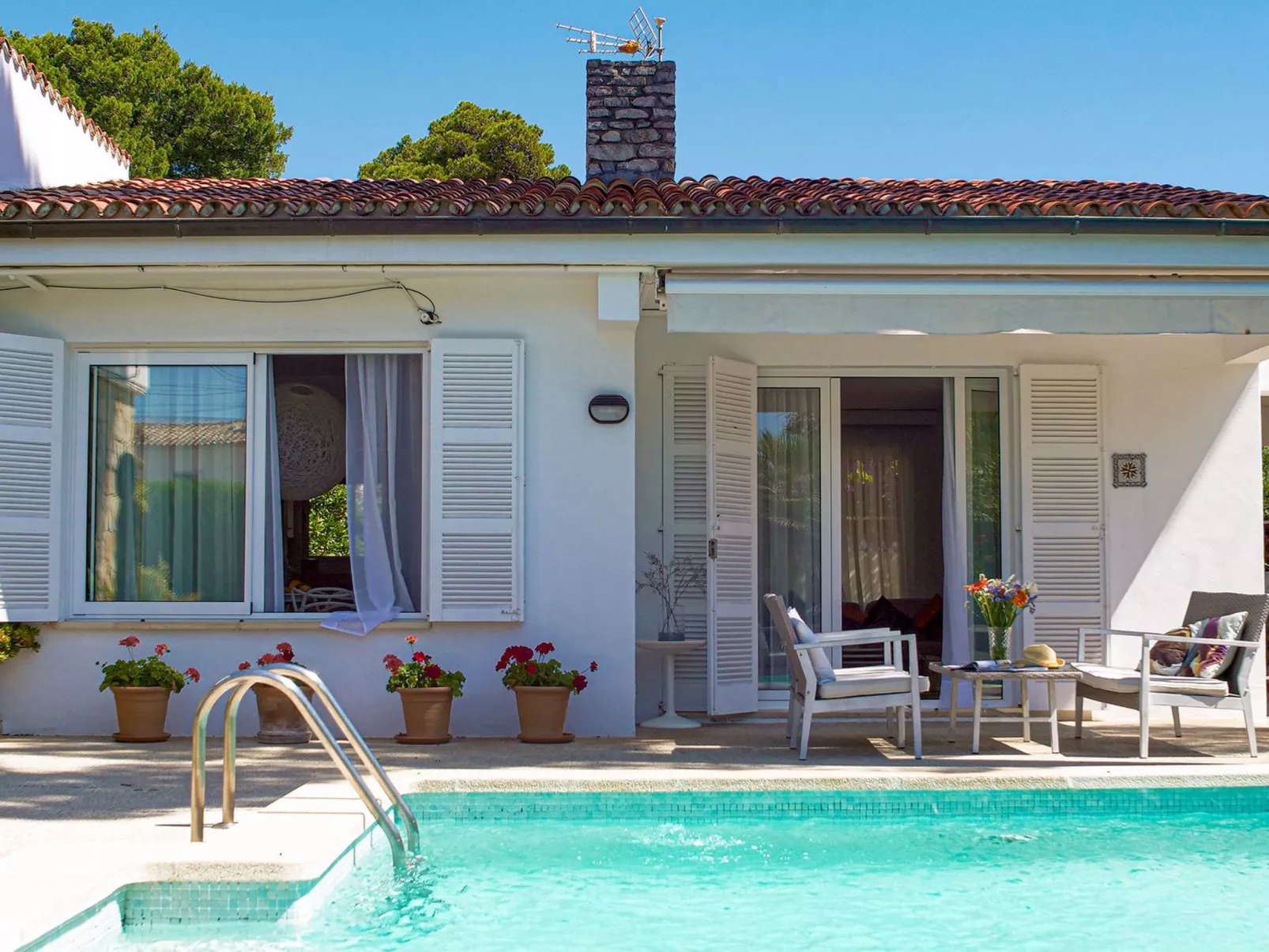 Landhaus mit Garten, Sonnenterrasse sowie überdachter Terrasse und Pool in Stra