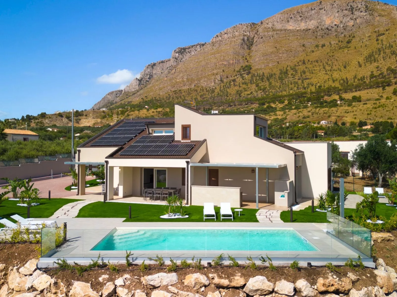 Villa mit Panoramablick auf das Meer, umgeben von der Natur