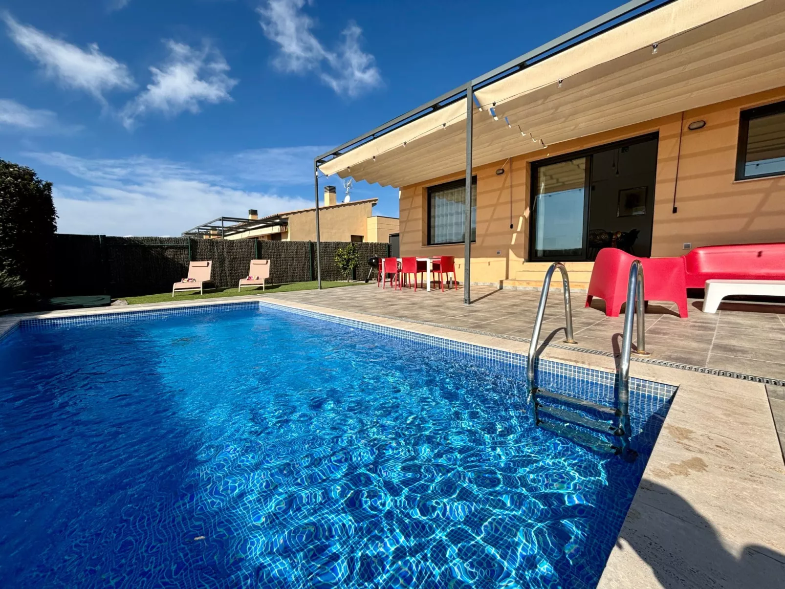 Modernes Einfamilienhaus mit Pool