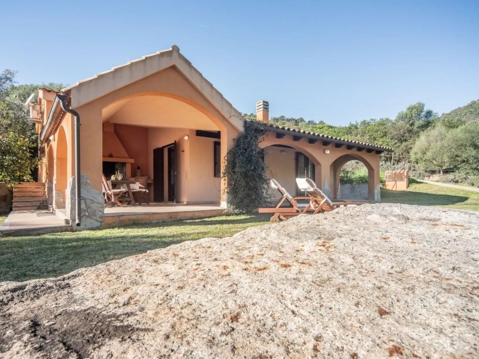 Schöne moderne Villa in privater Lage, umgeben von üppiger Natur