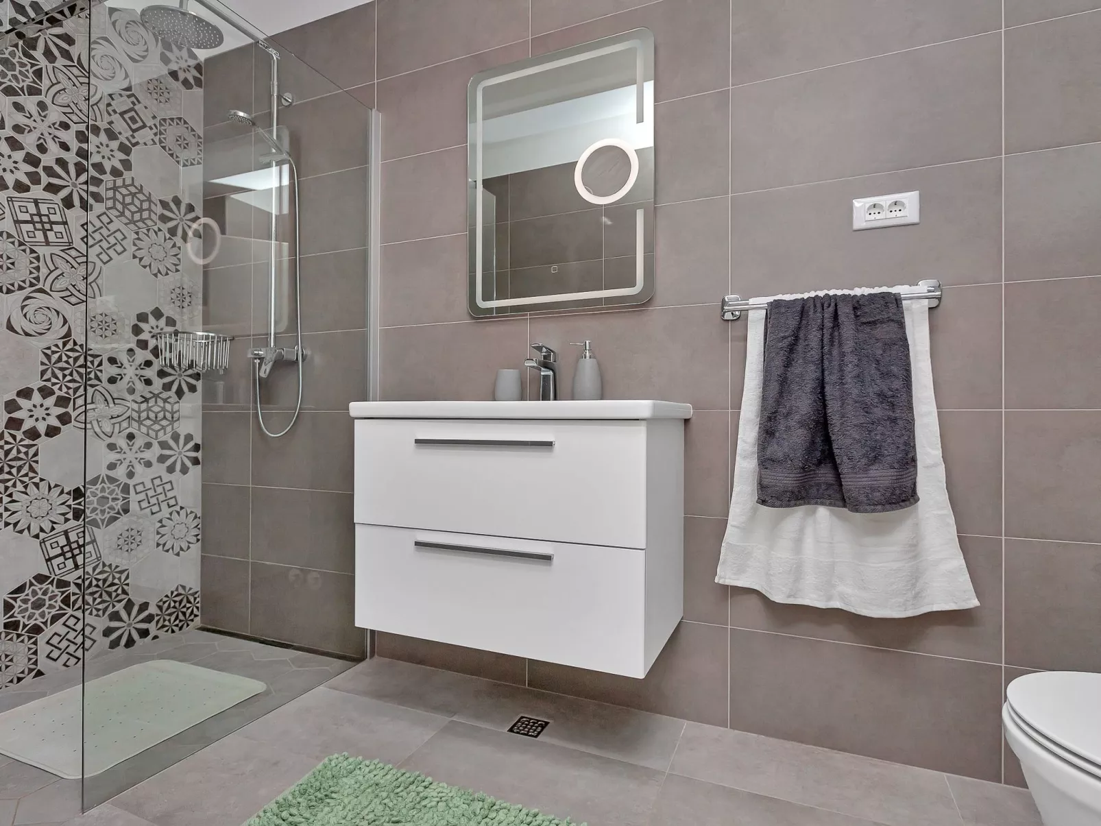 Villa mit beheiztem Pool und fünf Schlafzimmer-Binnen