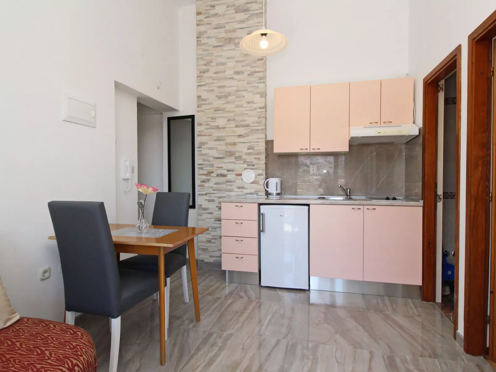 Modern eingerichtete Apartment für 2 Personen, Klimatisiert, freie Parkplatz un