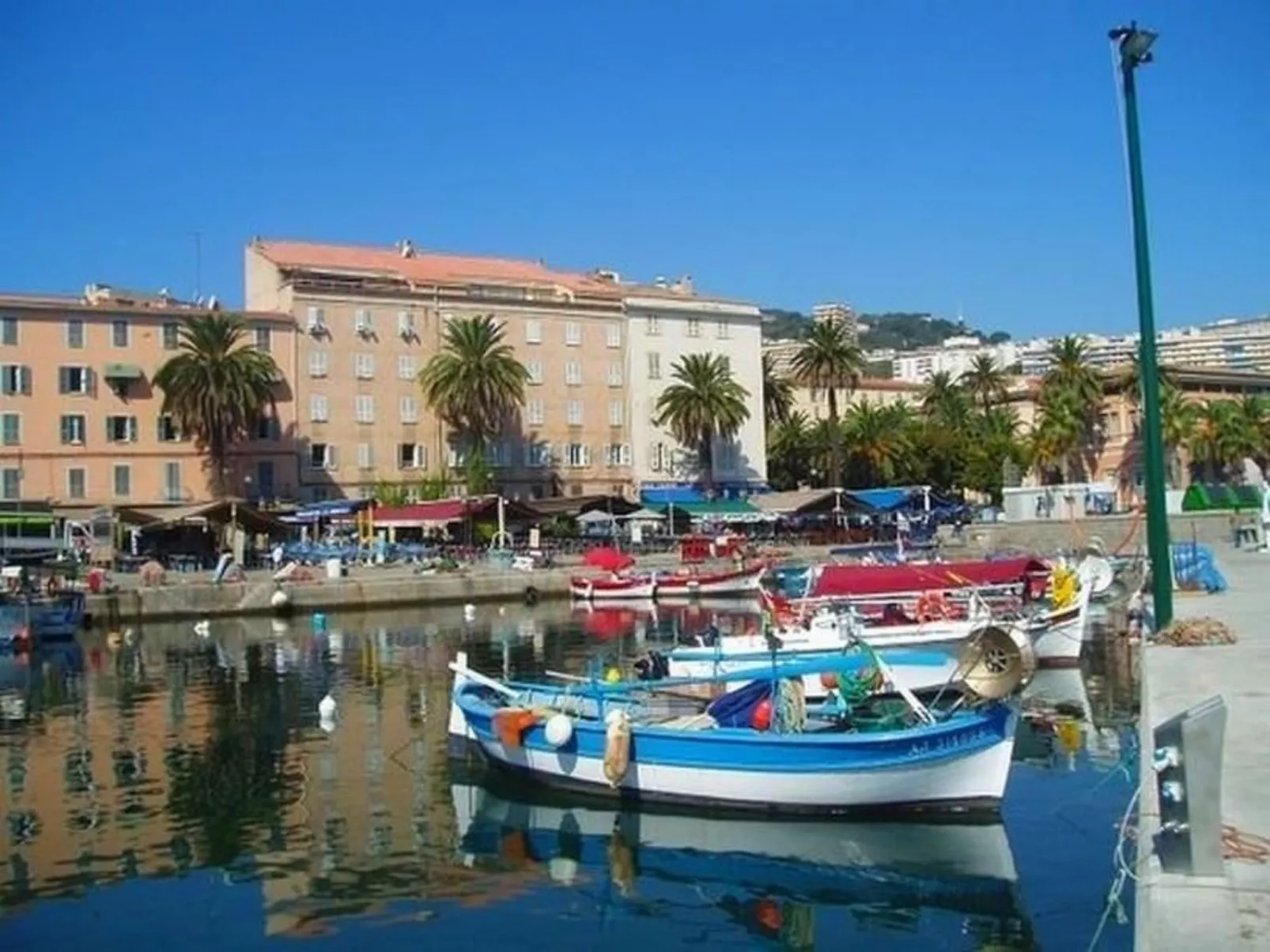 Mit Blick auf das Wasser