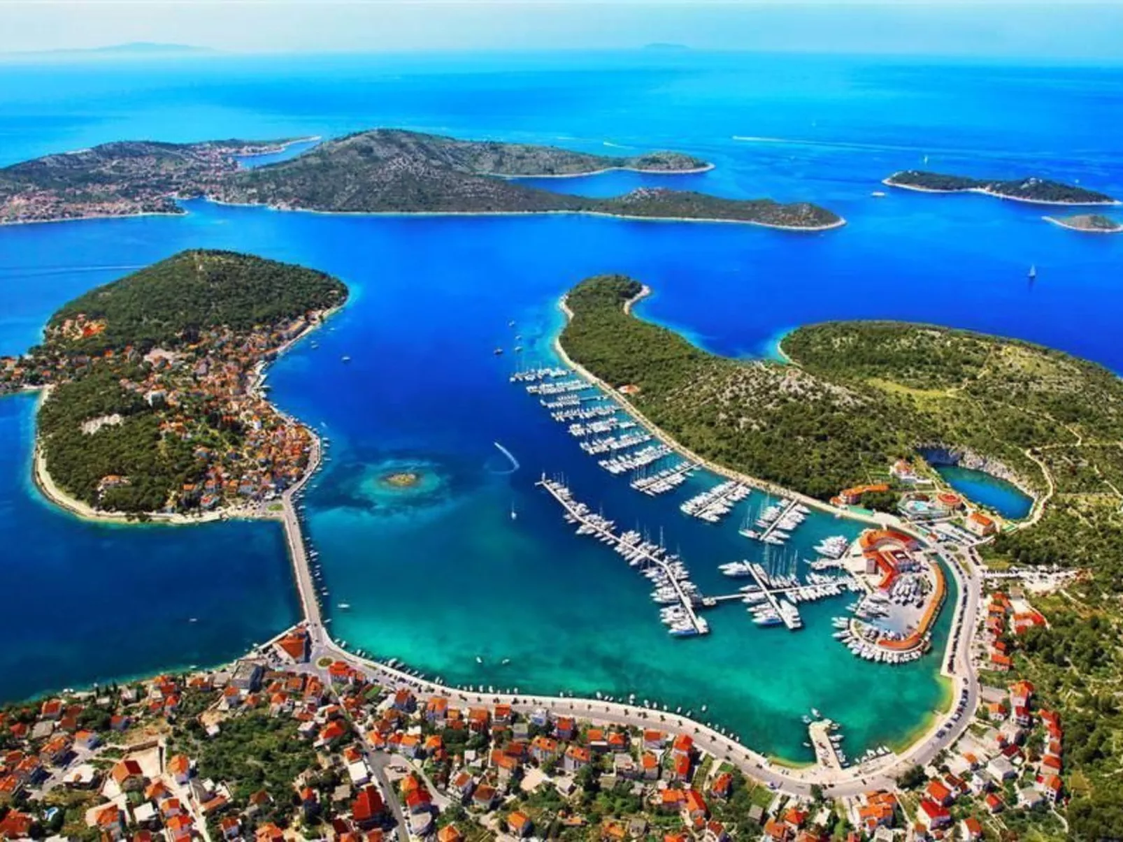 Luxuriöses Ferienhaus mit Pool direkt am Meer