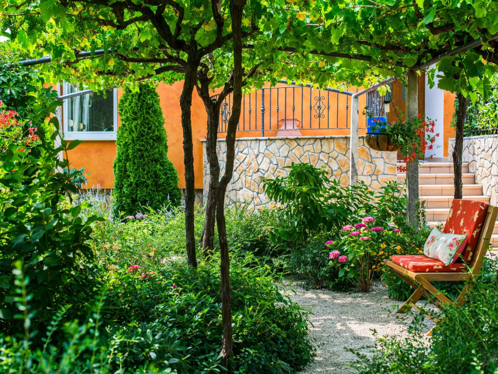 Schöne Villa mit Garten und Biodesign-Pool-Buiten