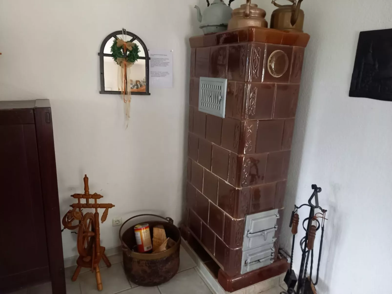 Haus Elbrose inmitten von Rosen mit Elbdeichzugang