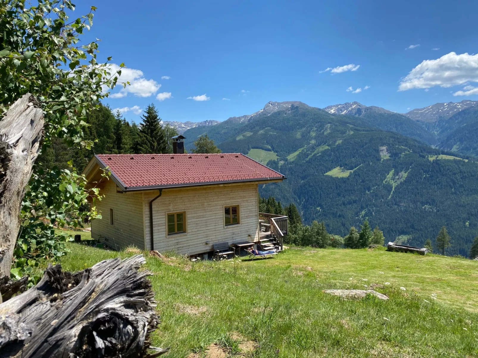 Berghütte mit Blick auf die Berge-Buiten