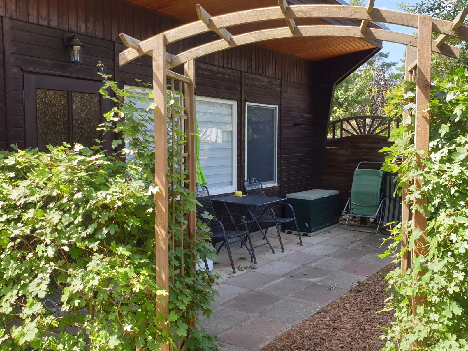 Holz-Bungalow mit Terrasse
