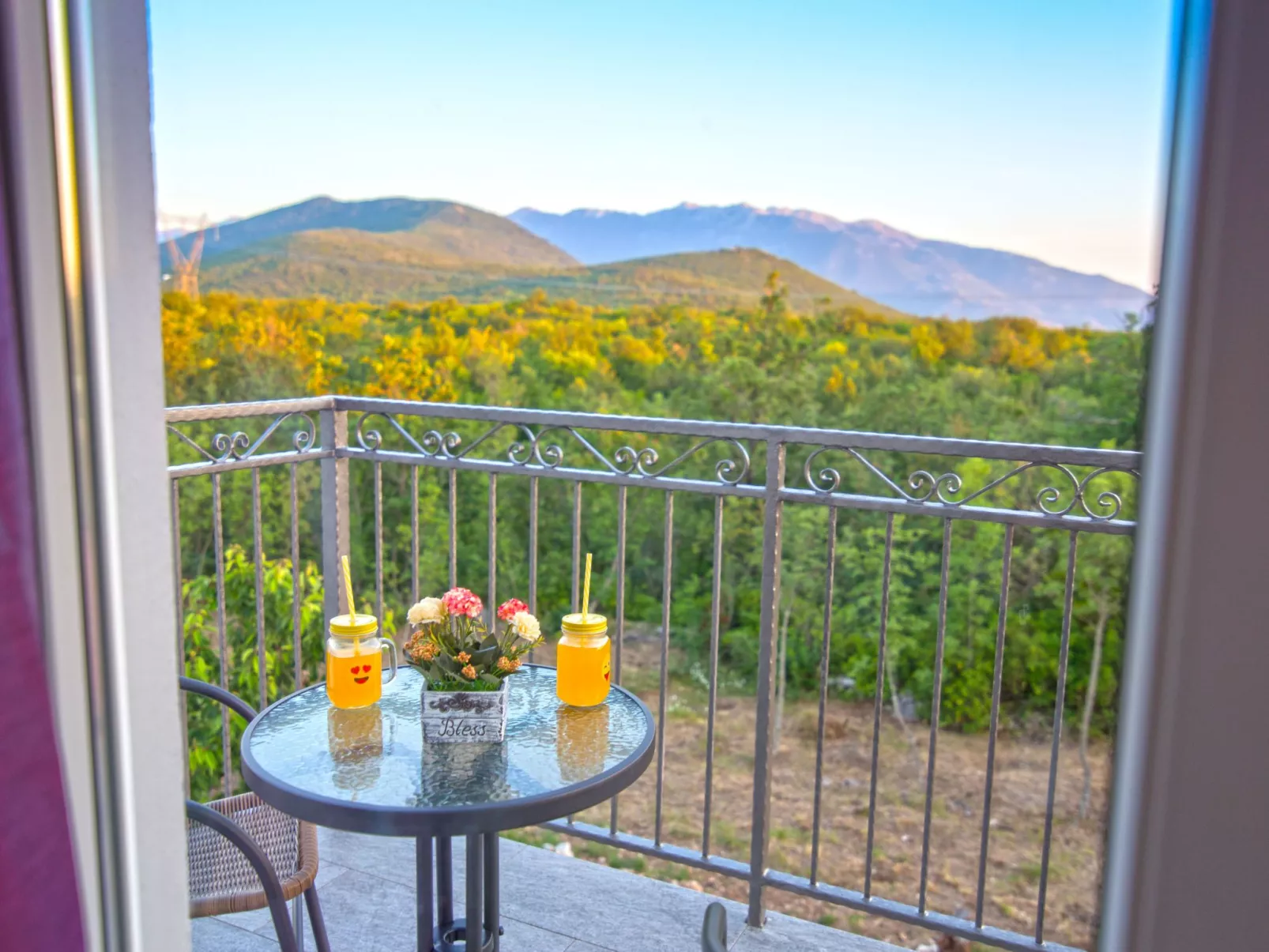 In Opanci mit beheiztem Pool, Parkplatz-Buiten