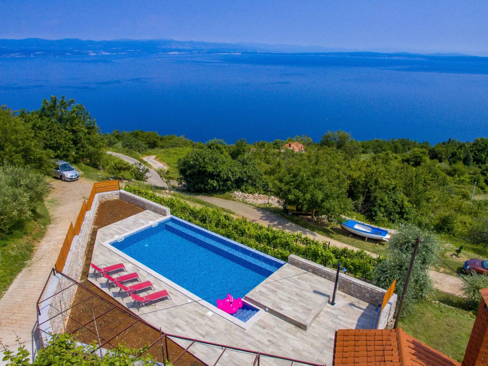 Mit großem Garten und Pool