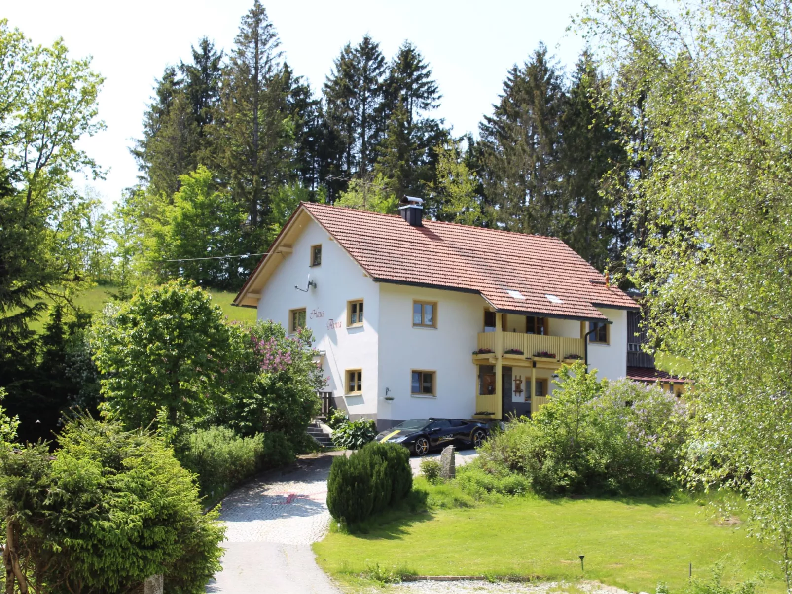 Mit Kaminofen, Fitnessraum und Sauna-Buiten