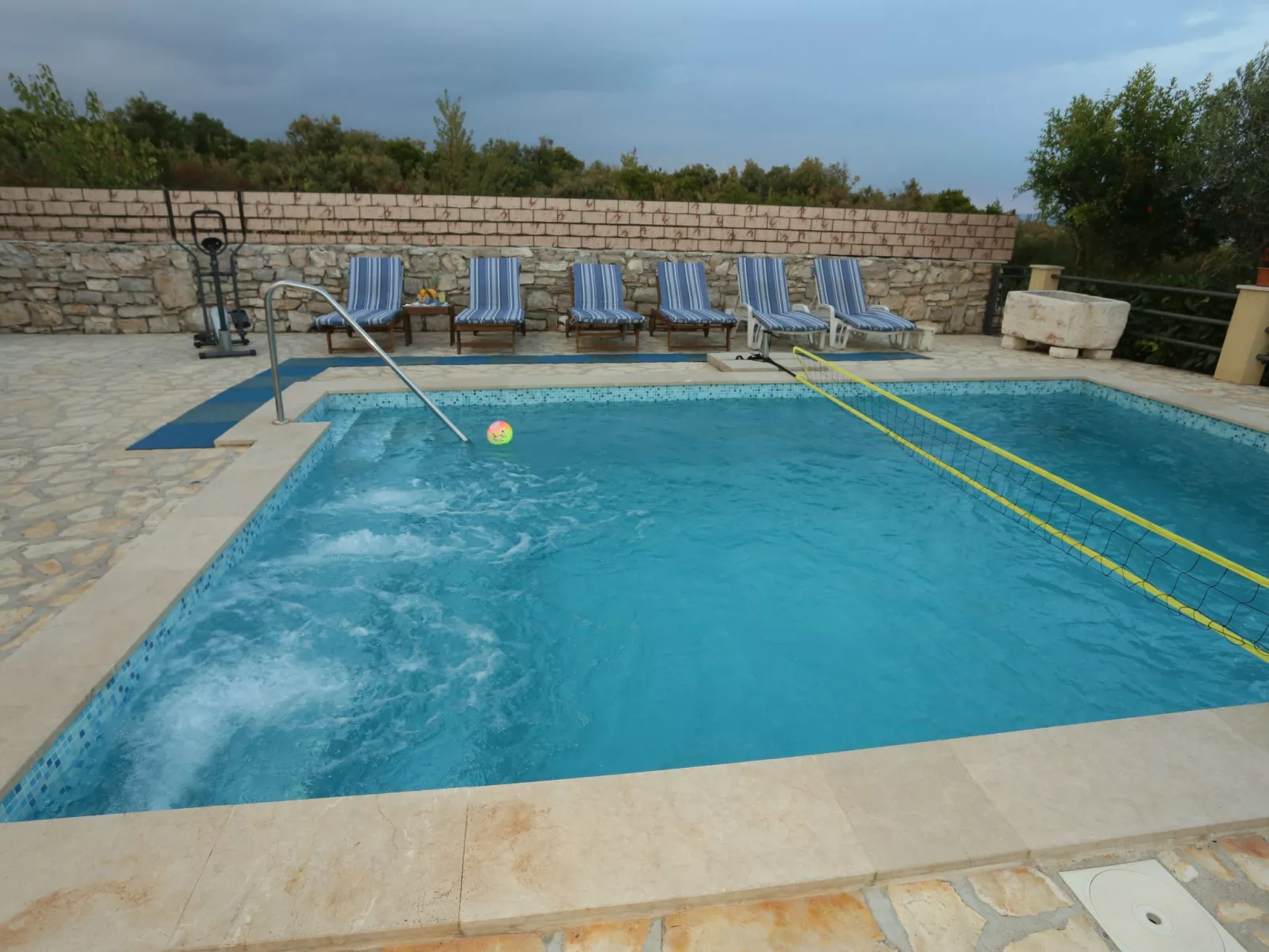 Geräumige Ferienvilla mit Pool und Meerblick