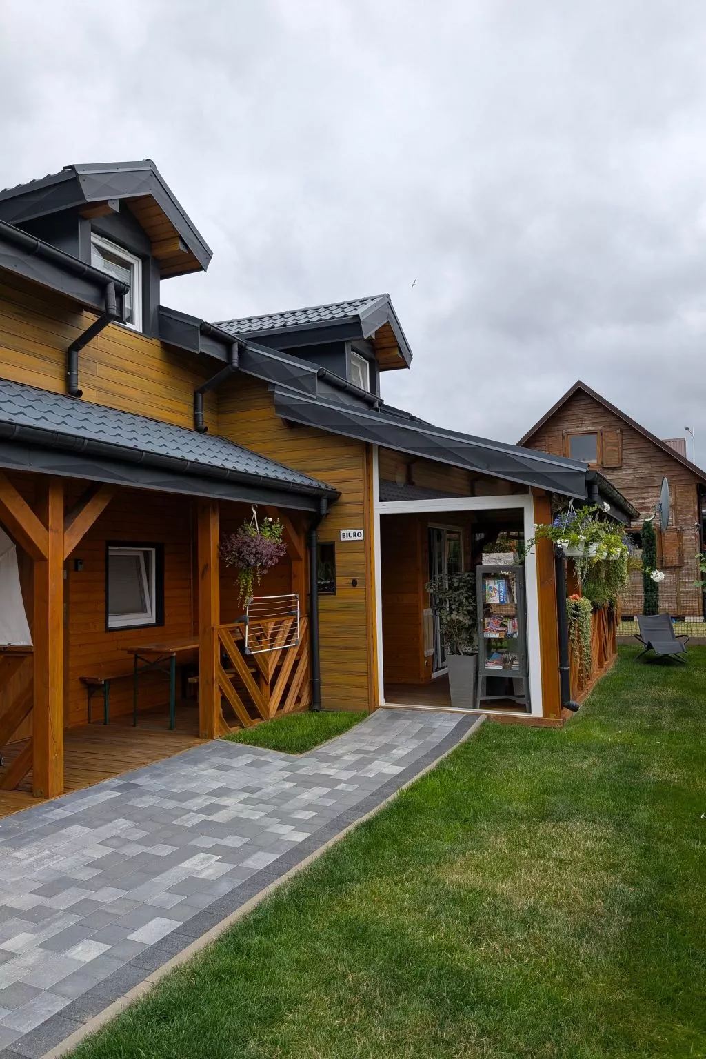 Trebor"-Häuser in einem eingezäunten Gebiet-Image-tags.info