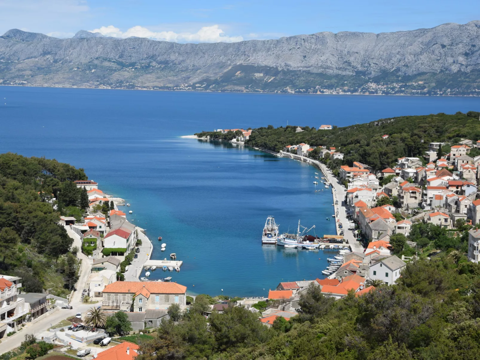 In Povlja mit gemeinschaftlichem Parkplatz-Omgeving