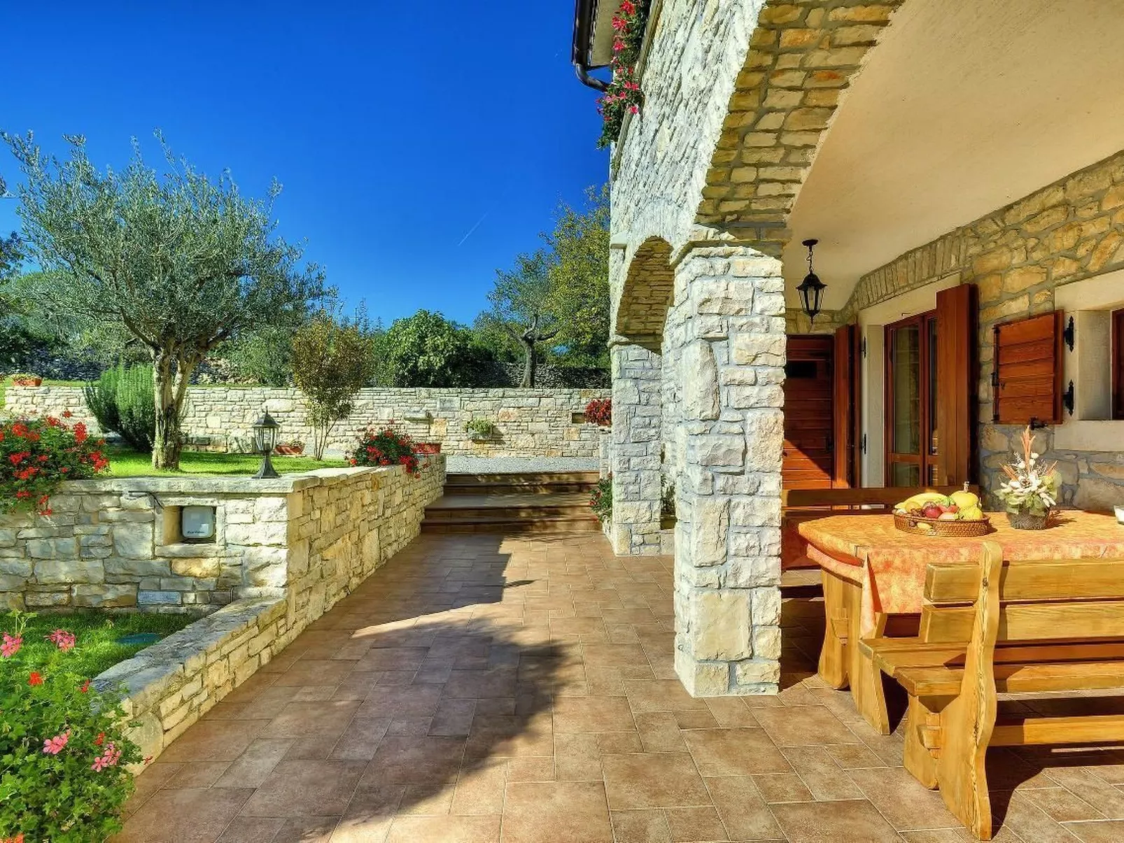 Appartement in Rakalj mit Großem Garten und Panoramablick