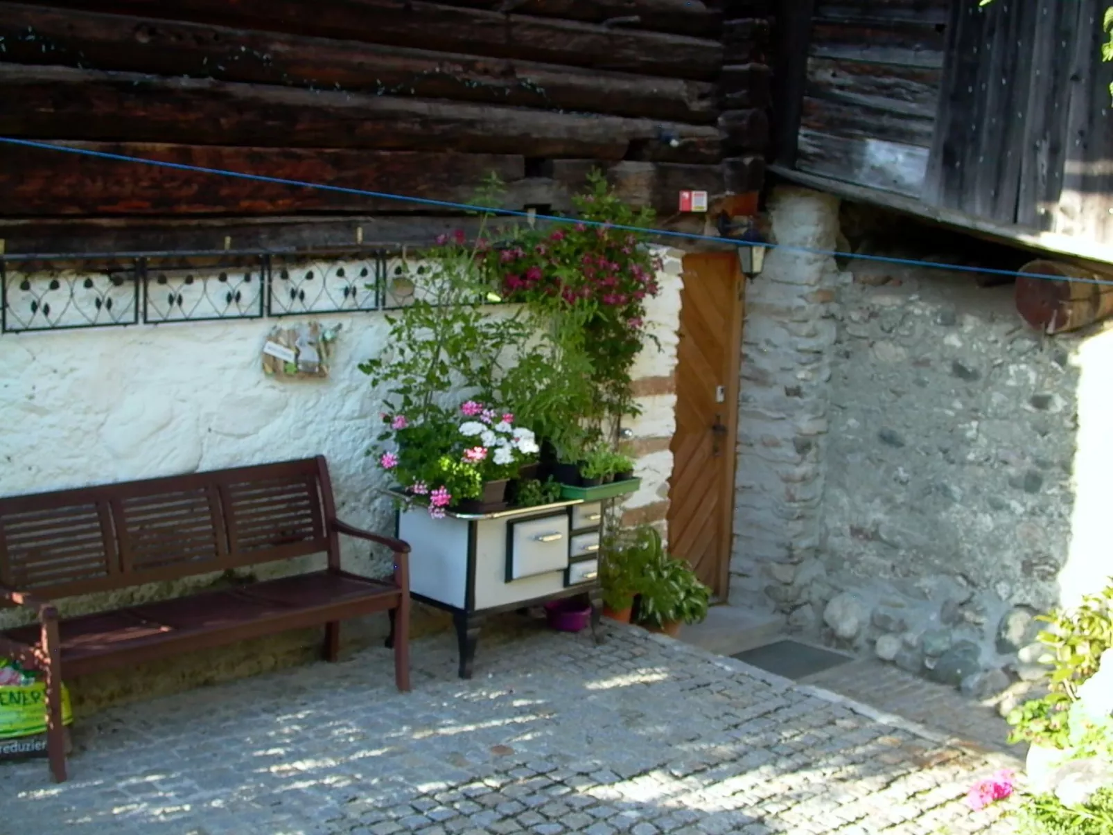 Große Wohnung im ersten Stock, mit großem Garten-Image-tags.info