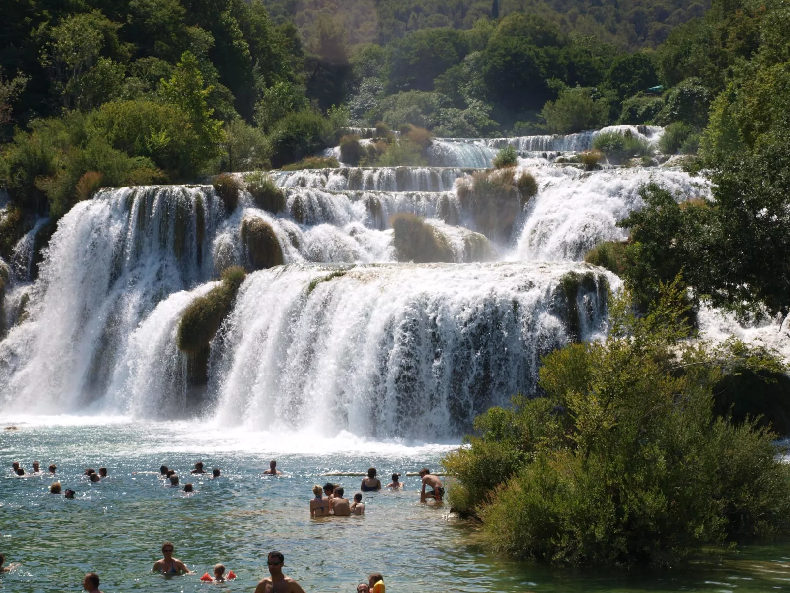 Für vier Personen mit Balkon im ersten Obergeschoss gelegen-Buiten