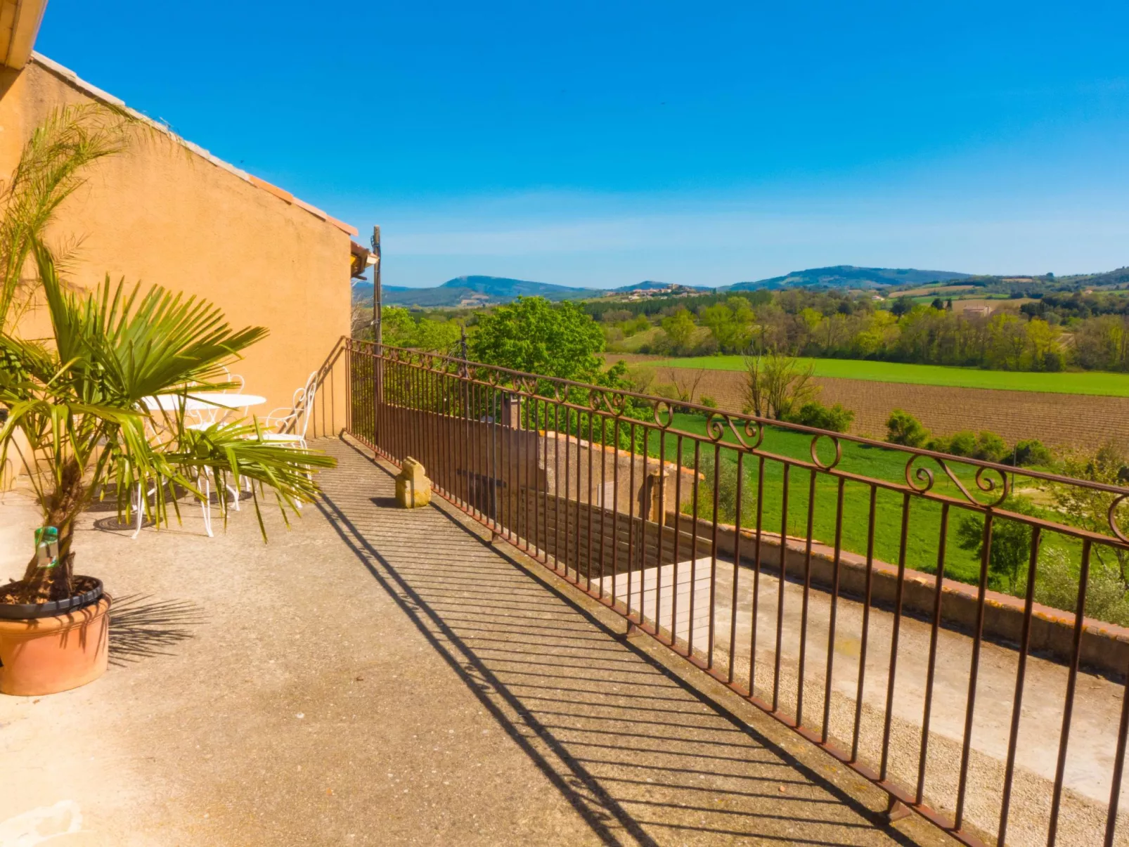 Villa mit Garten, Grill und Terrasse-Buiten