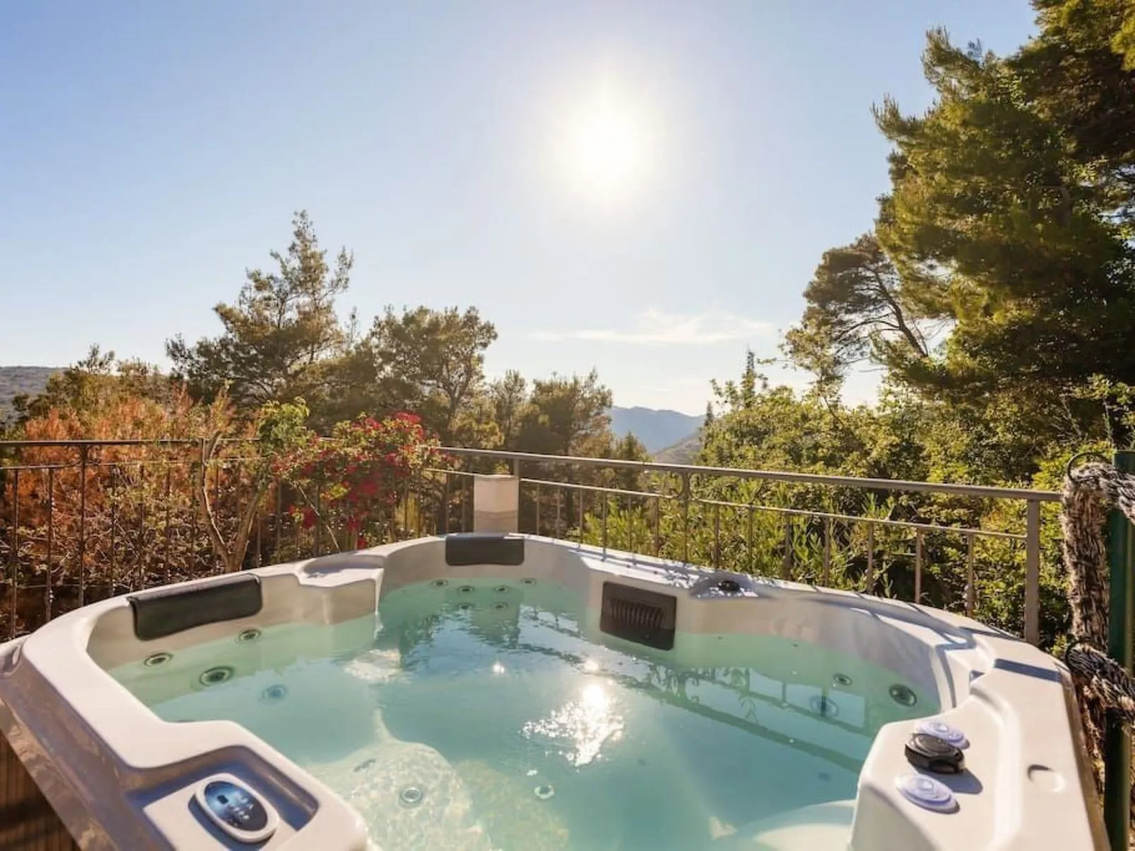 Privatwohnung mit Jacuzzi und Schwimmbad-Buiten