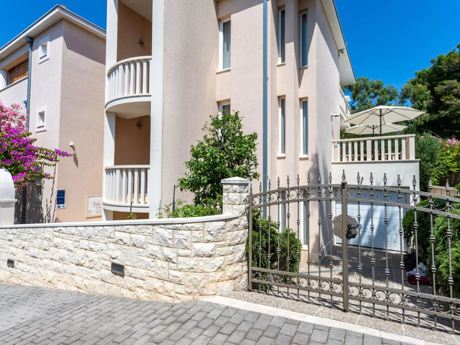 Große Ferienwohnung mit Pool, Garten und Terrasse-Buiten