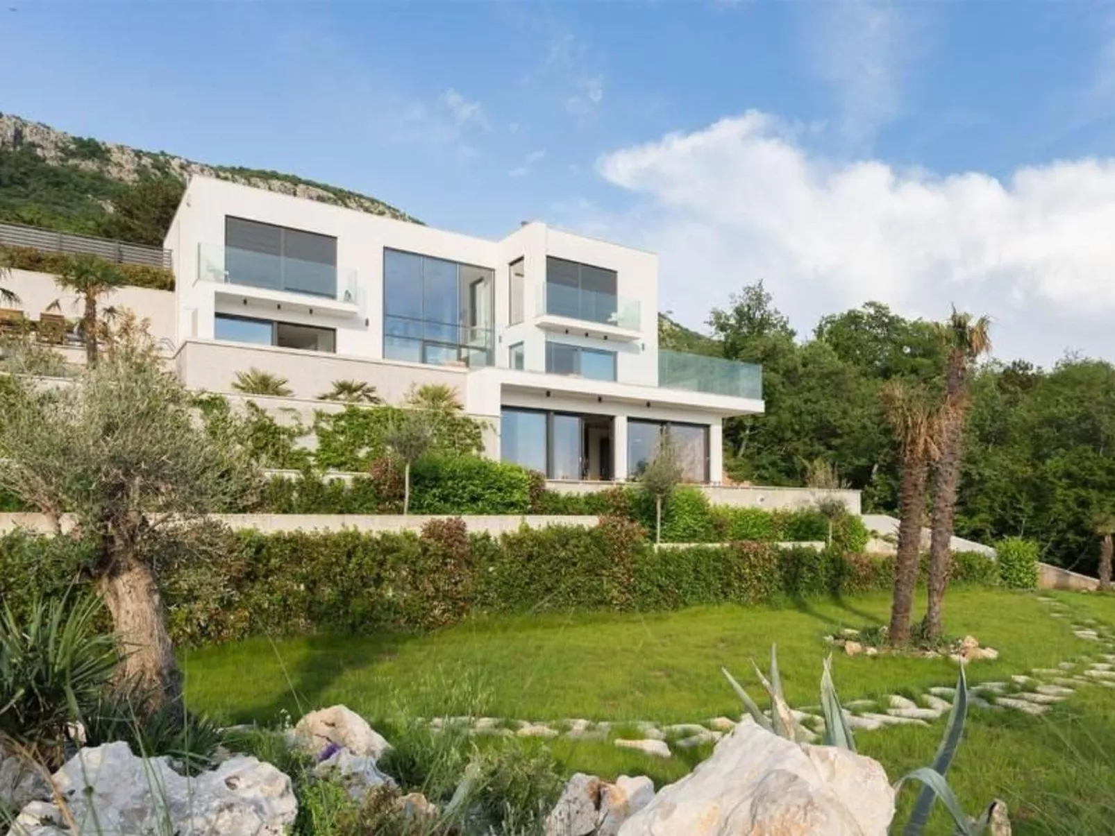 Designferienhaus mit Hot Tub-Buiten