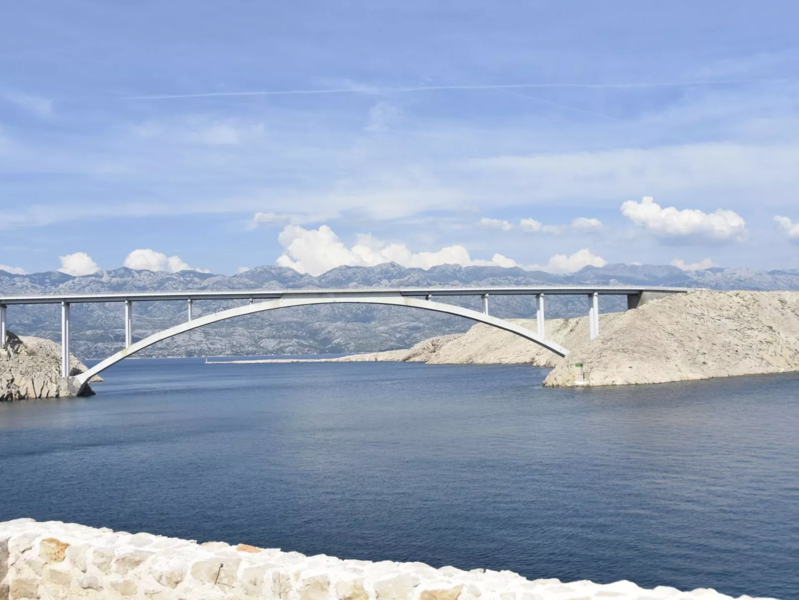 Komfortable Wohnung mit Balkon und Meerblick-Buiten