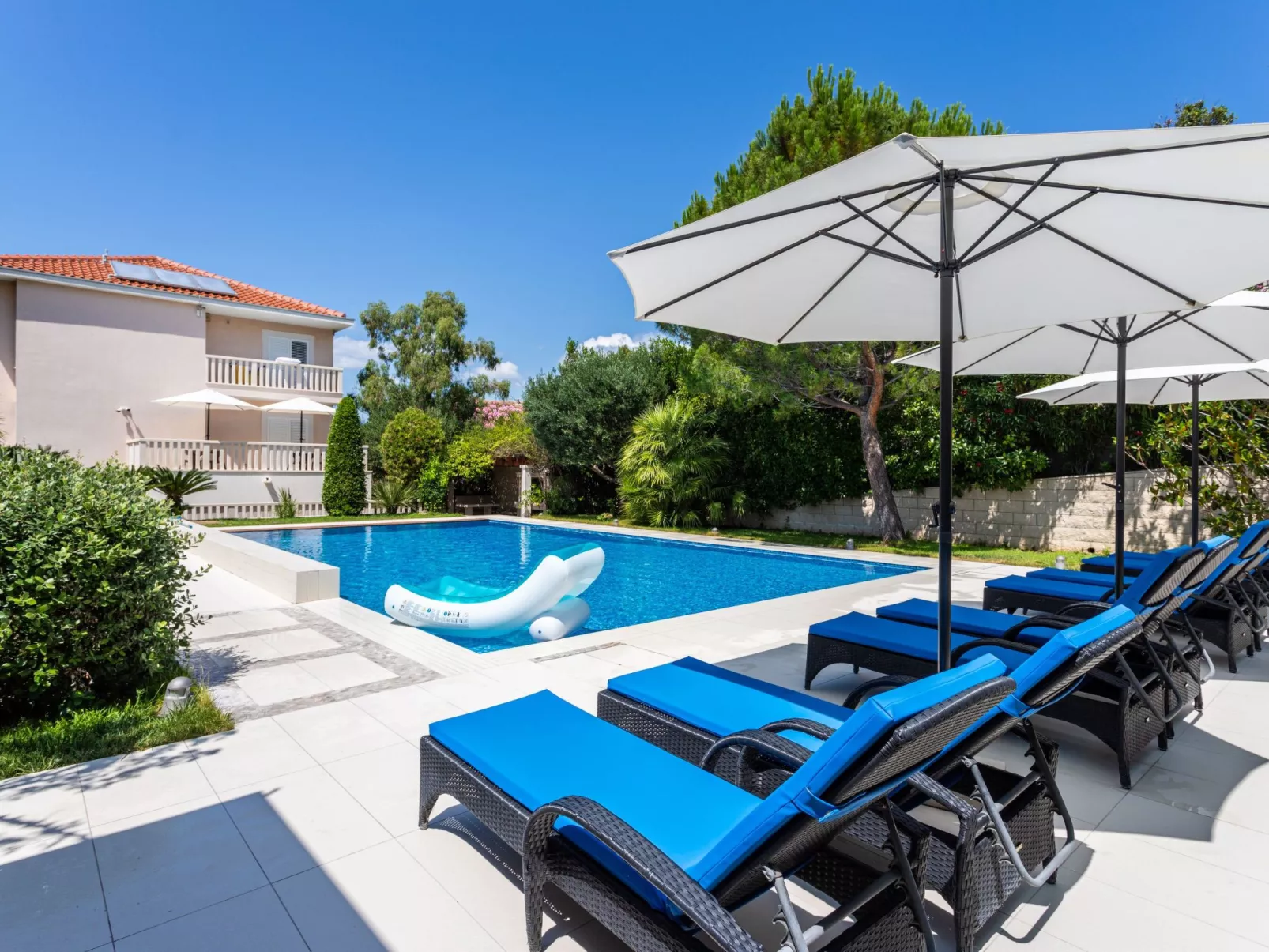 Luxuriöse Ferienwohnung mit Poolblick-Buiten