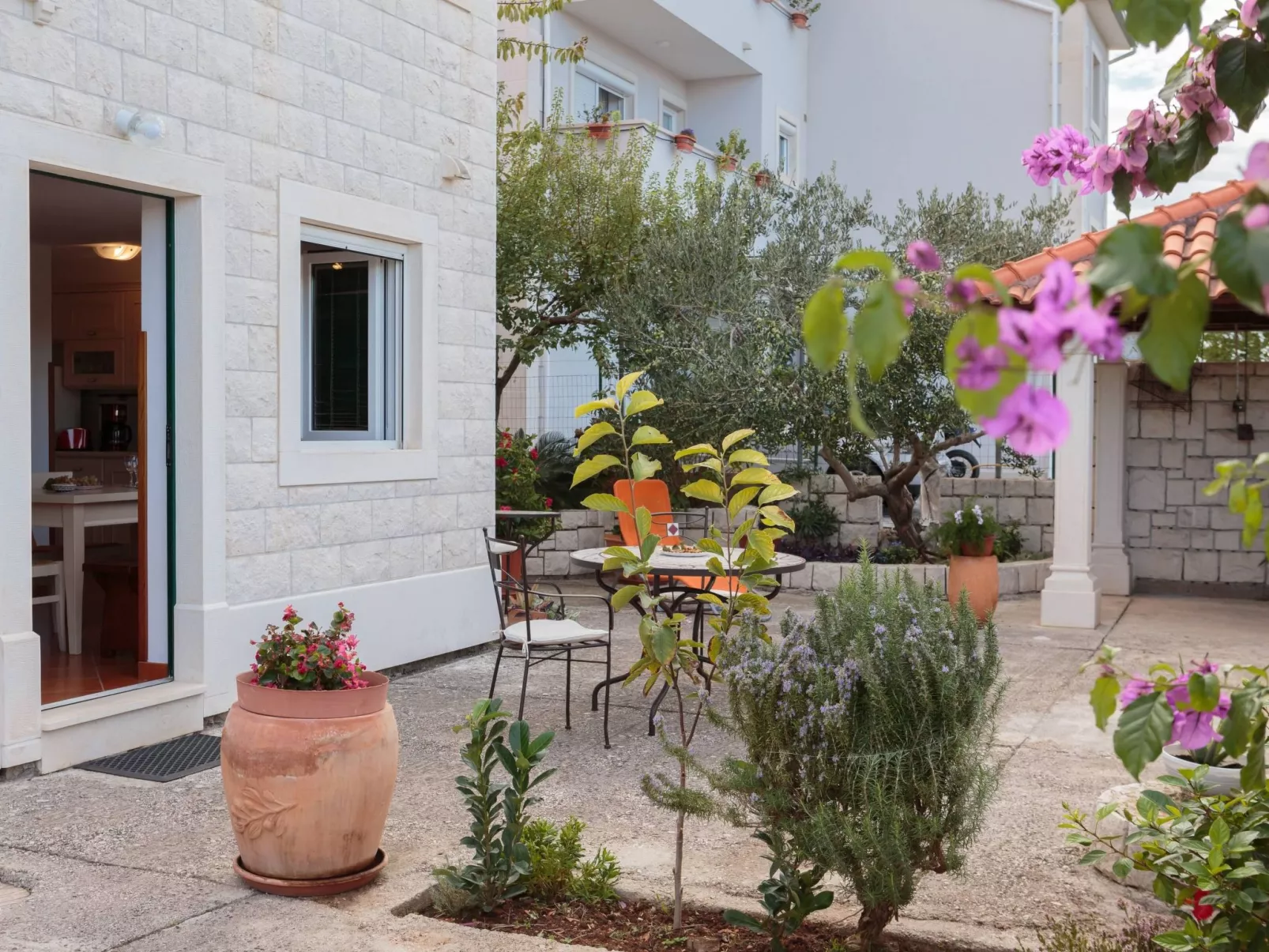 Luxuriöses Studio-Apartment mit Terrasse-Buiten