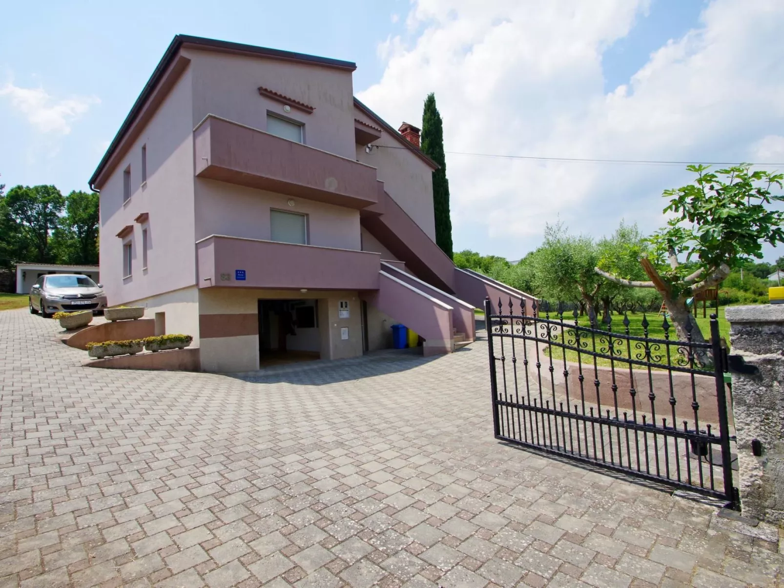 In Rakalj mit privatem Parkplatz-Buiten