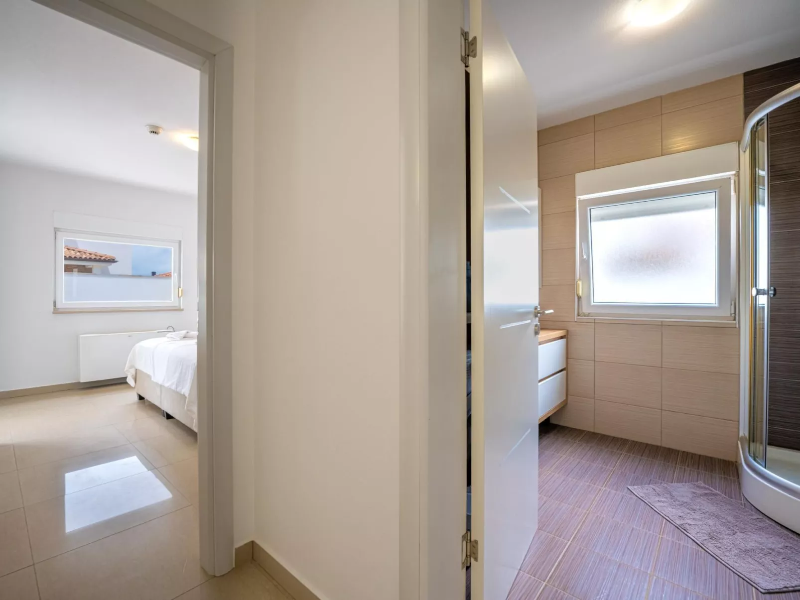 4 Schlafzimmer, 3 Badezimmer, Küche, Wohnzimmer, privater Pool, Grill