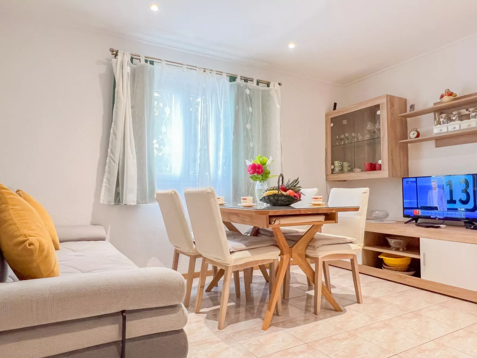 Günstiges Ferienhaus mit Pool und Meerblick-Binnen