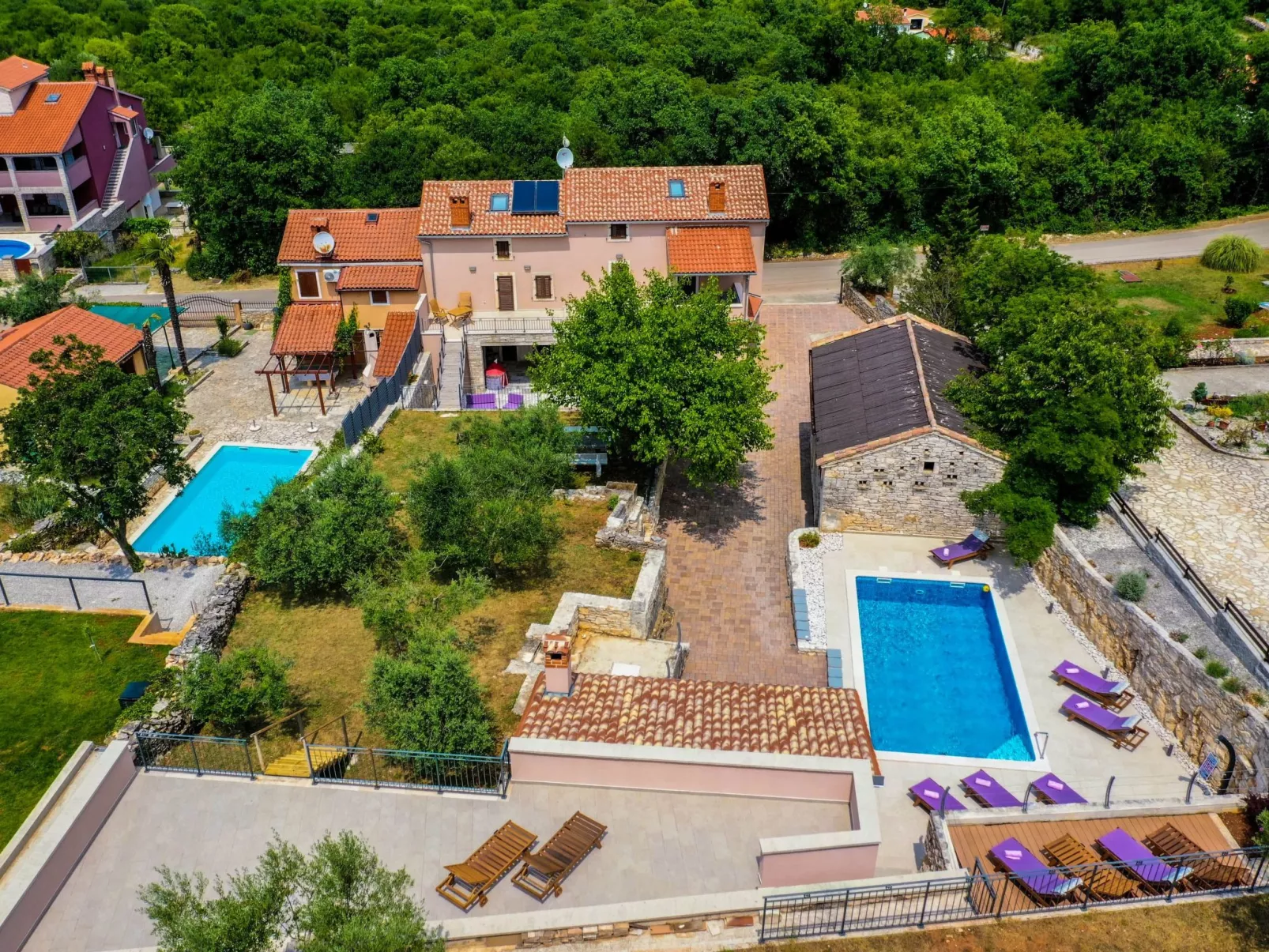 Luxuriöse Villa auf großem Privatgrundstück-Binnen