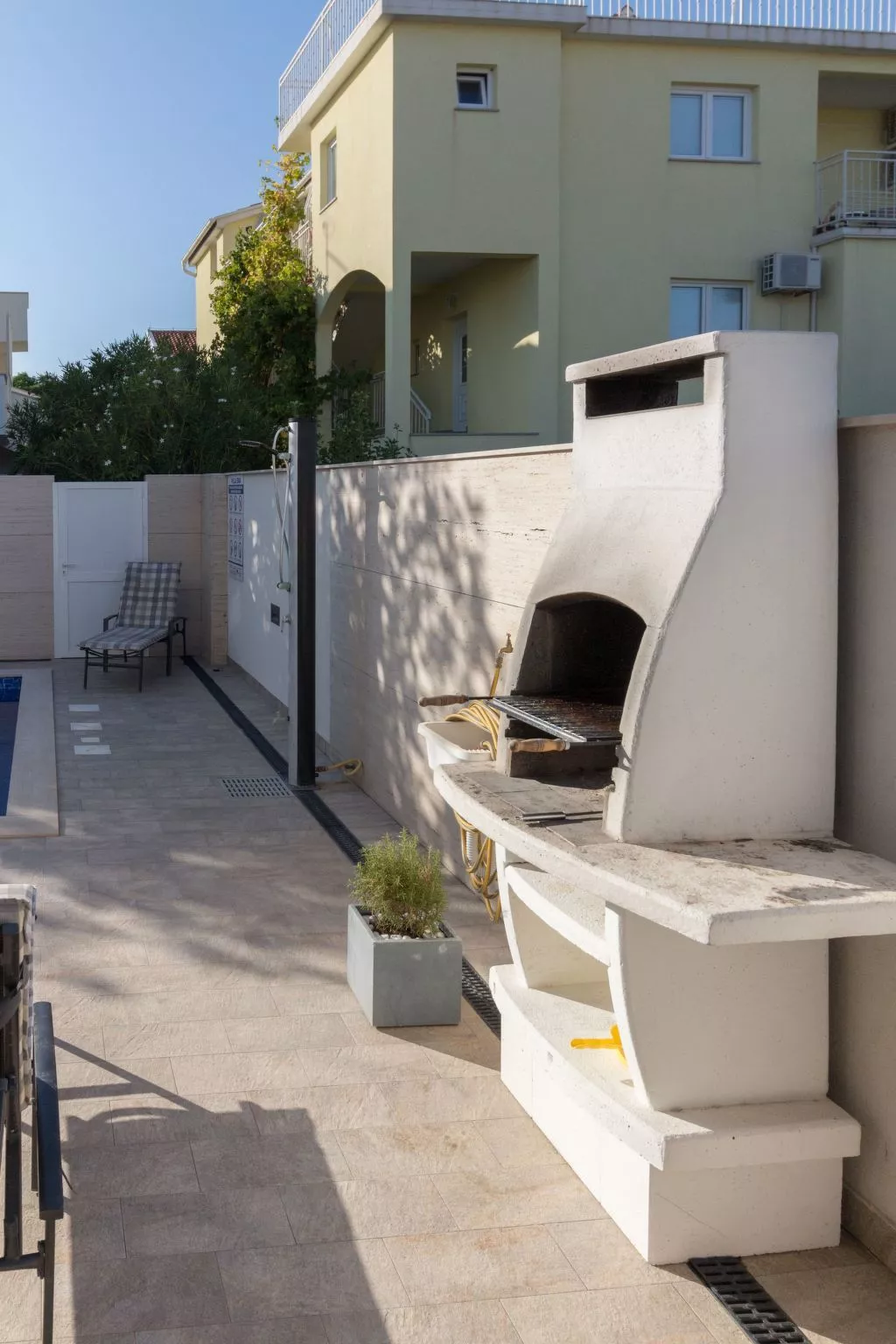 Villa Ema - beheizter Salzwasserpool, Fitnessraum und Sauna-Buiten