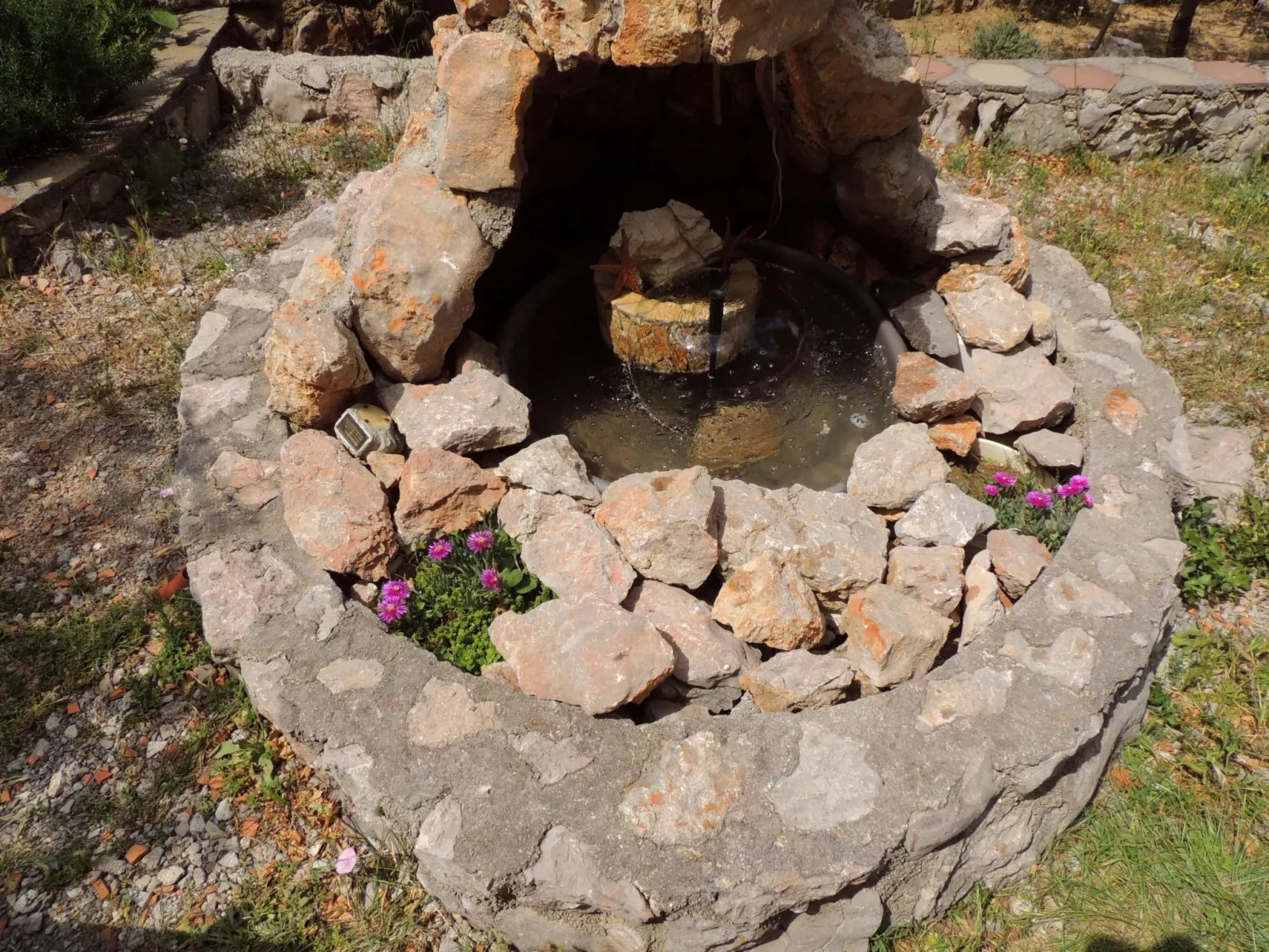 Mit zwei Terrassen für sechs Personen-Buiten