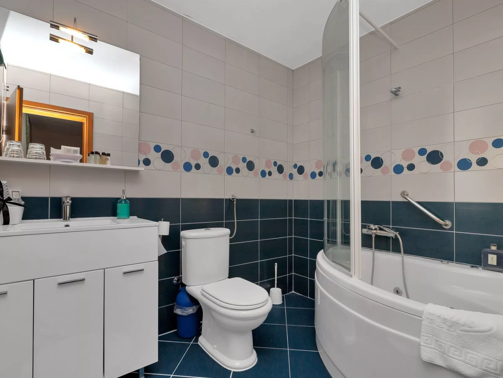 "Podgora" mit Blick auf das Wasser-Binnen