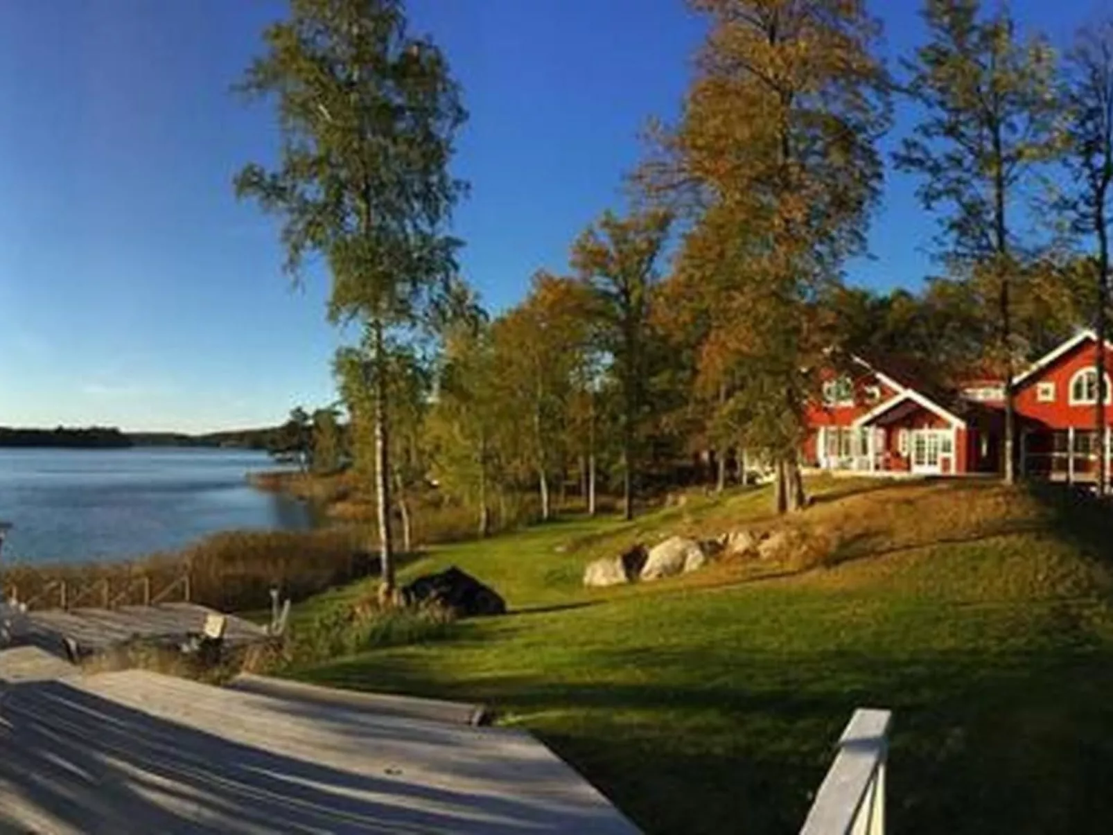 Grosses Sommerhaus direkt am See
