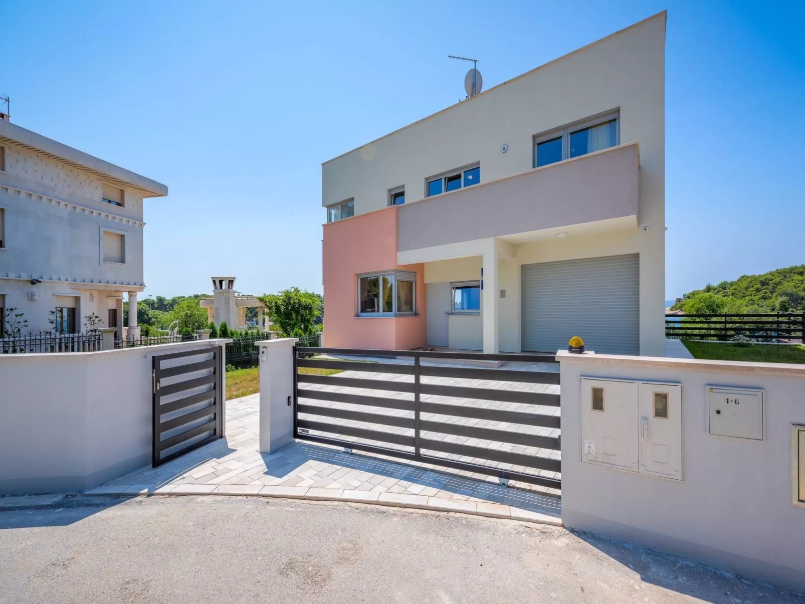 Cedar in Stoja mit großzügigem Garten