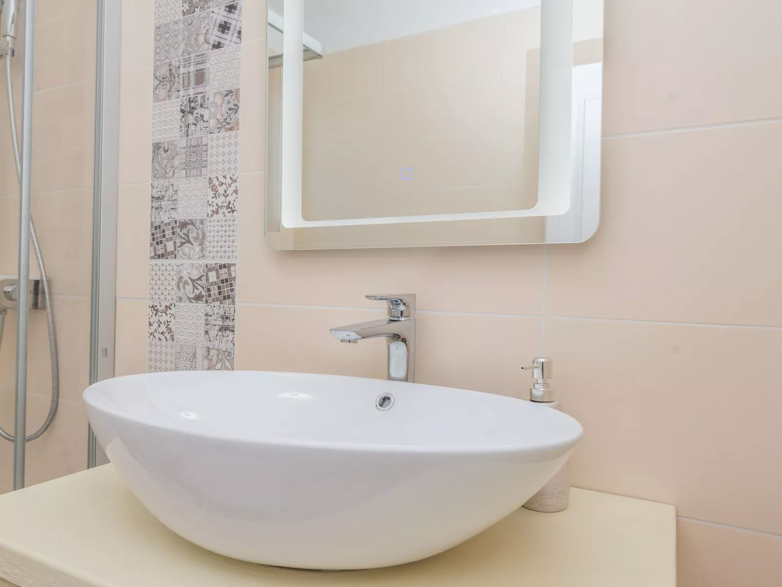 "Ivana" mit Blick auf das Wasser-Binnen