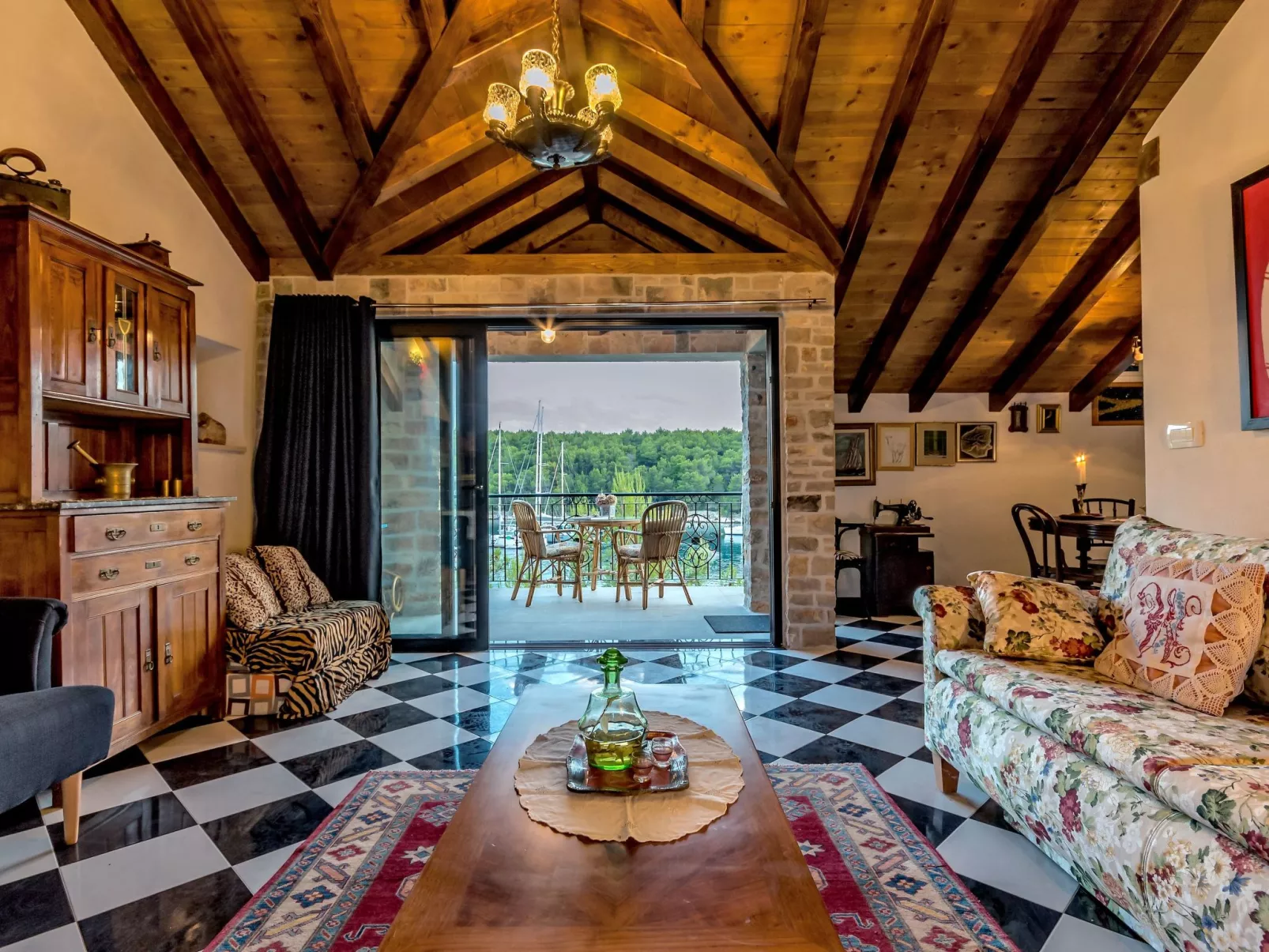 Hidden Heaven Private Resort - Beheizter Pool-Binnen