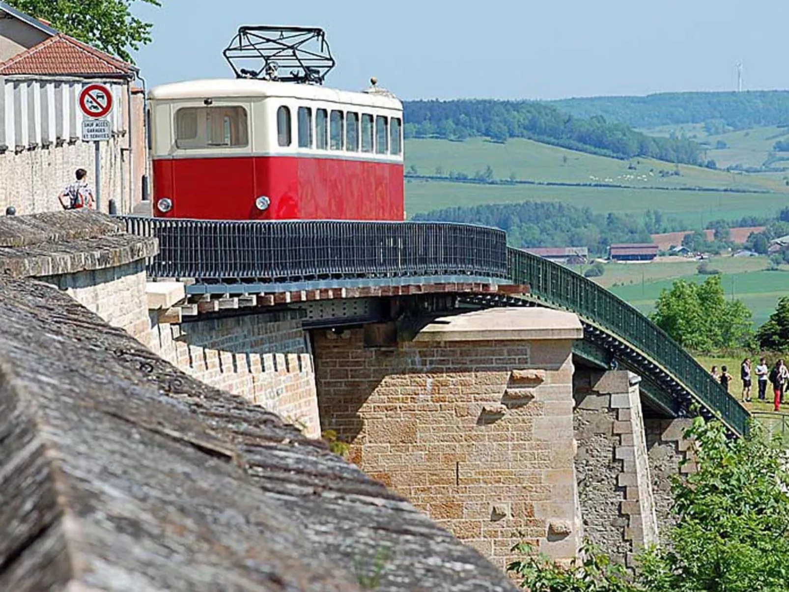 Großes Ferienhaus mit Terrasse und Garten-Buiten