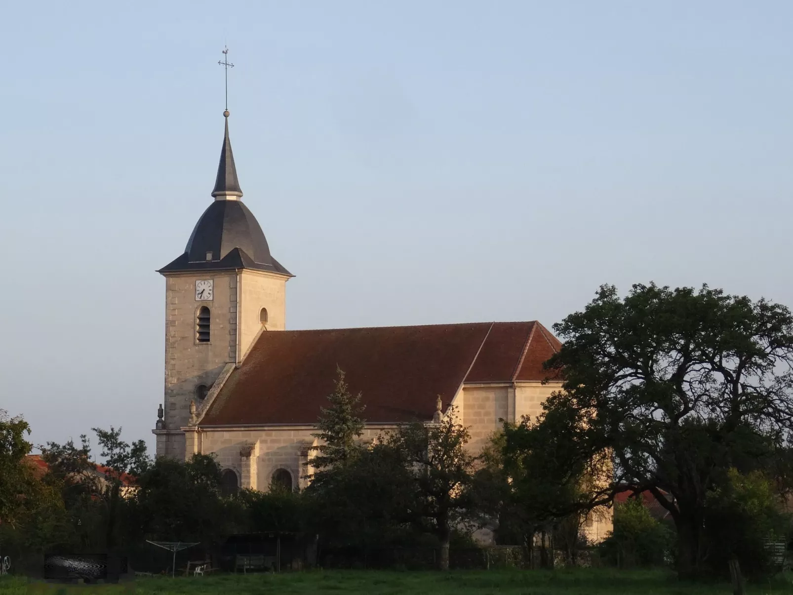 Bévau: Frankreich erleben mit Bio-Frühstück und täglichem Putz-Service-Buiten