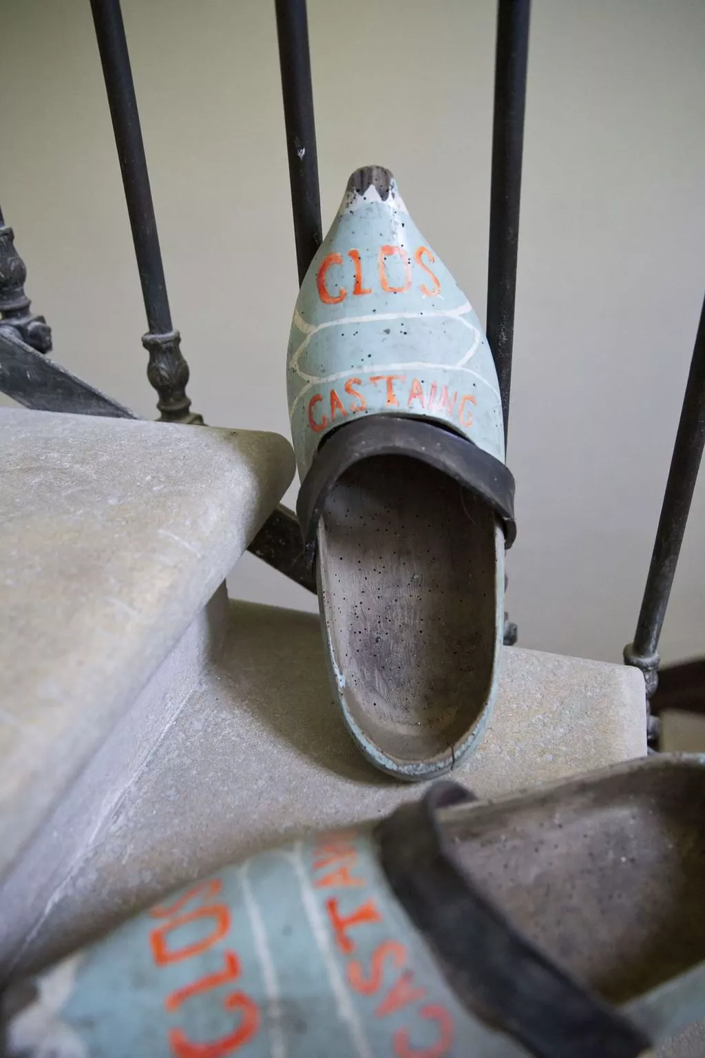 Schloss mit Überlaufpool an der Dordogne