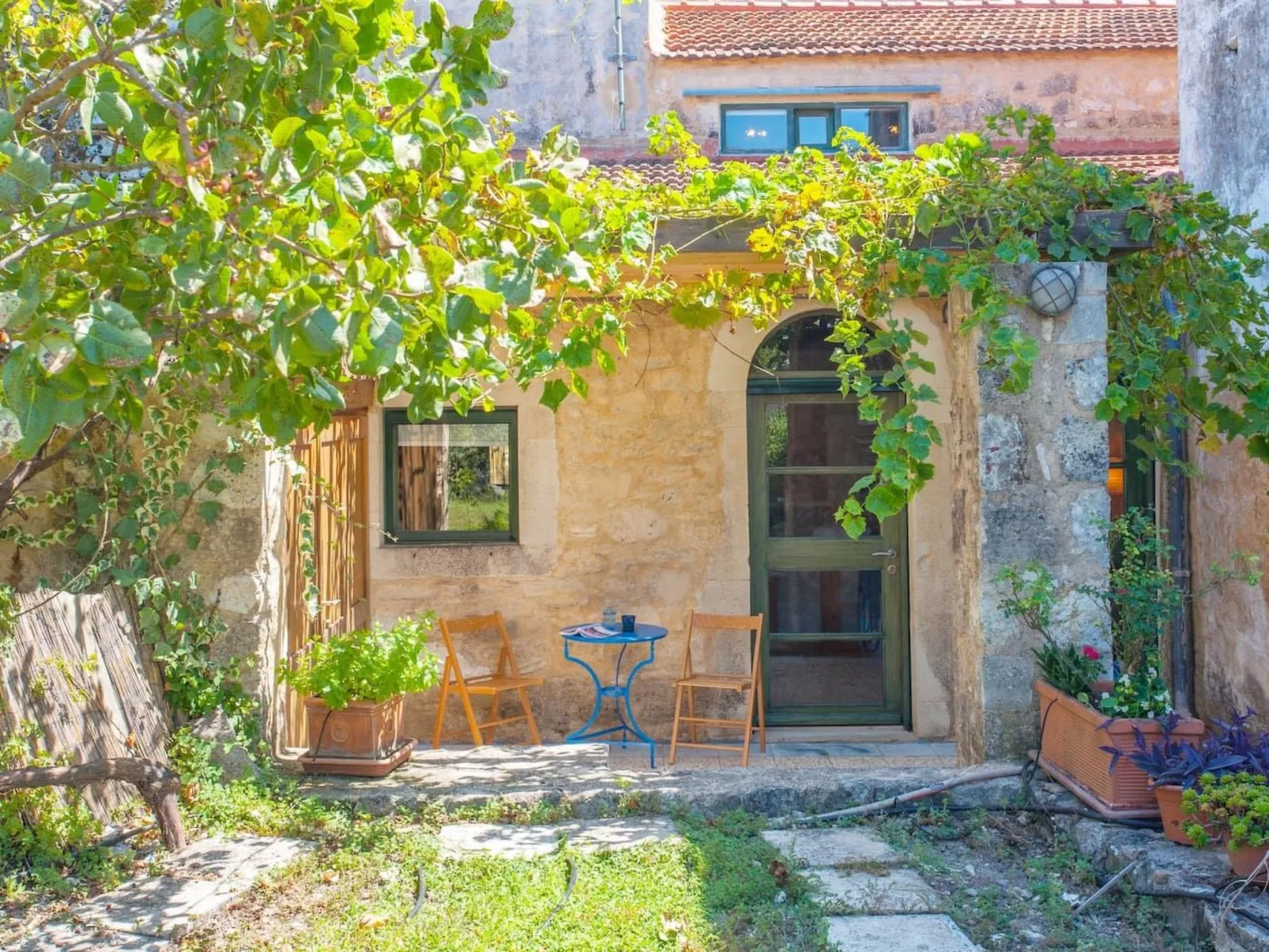 Mit privatem Pool in Roustika