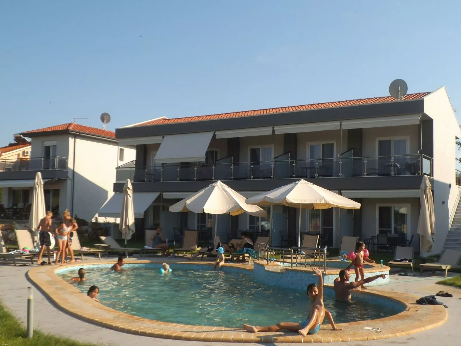 Finikas Garden Studios Pool Garten-Buiten