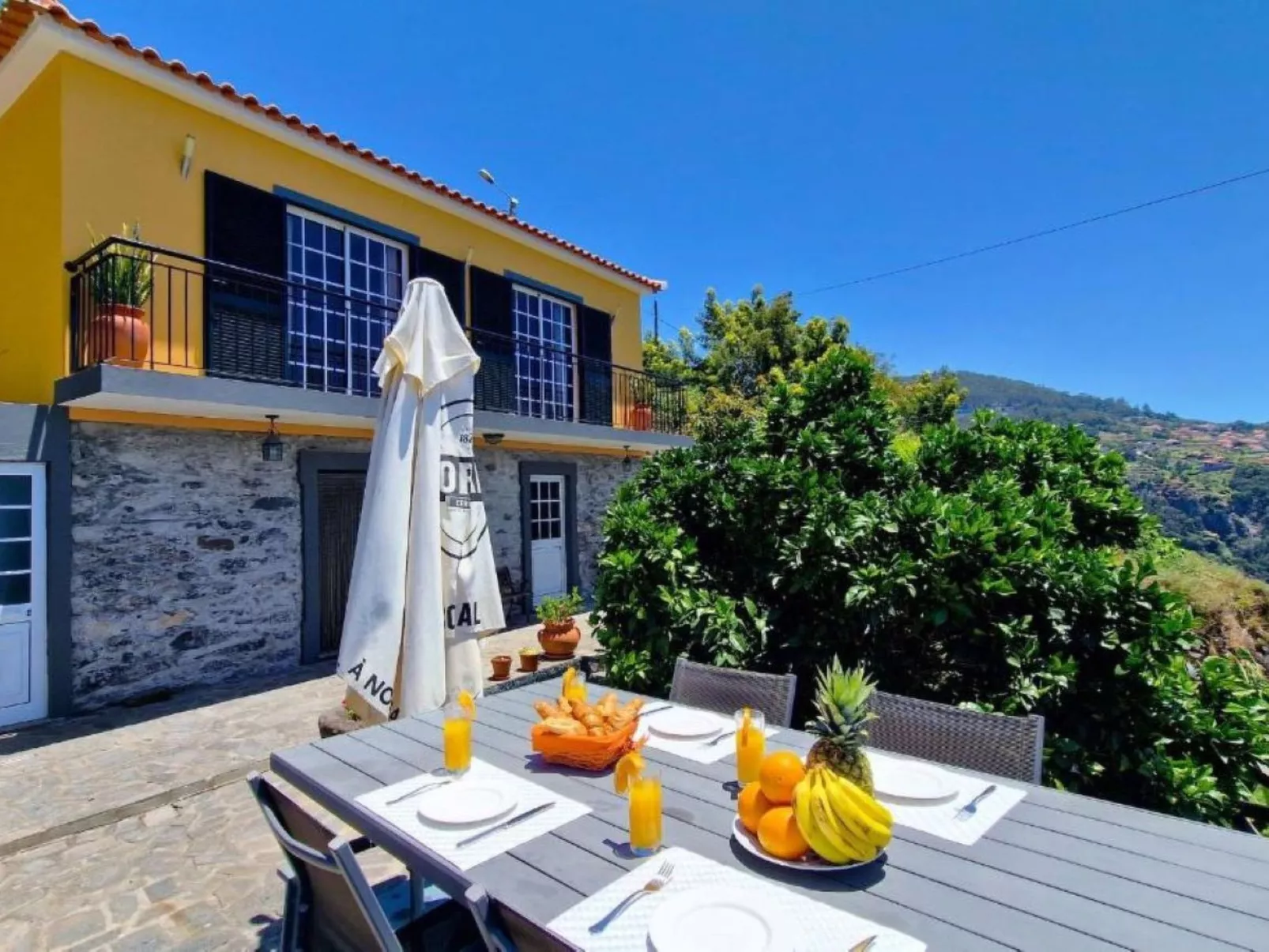 Villa "Casa Laranja" mit Bergblick-Image-tags.info