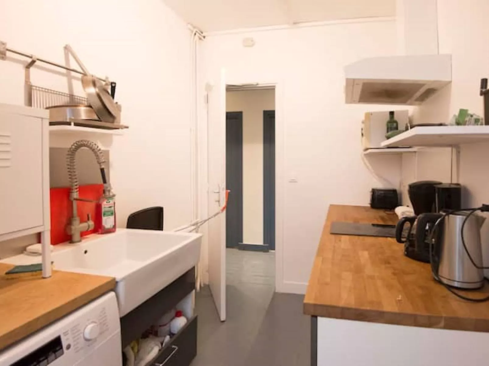 Zimmer mit Badezimmer