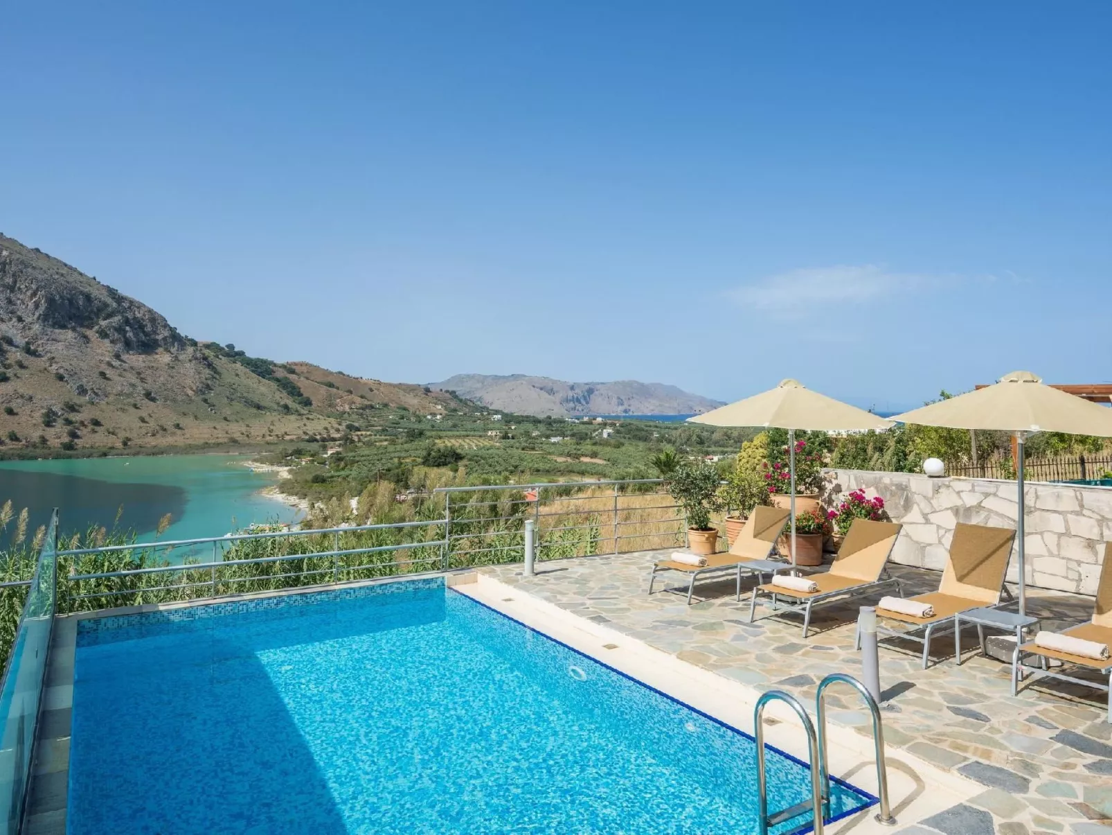 Wunderschöne Villa mit Seeblick und Pool in der Nähe von Restaurants-Image-tags.info